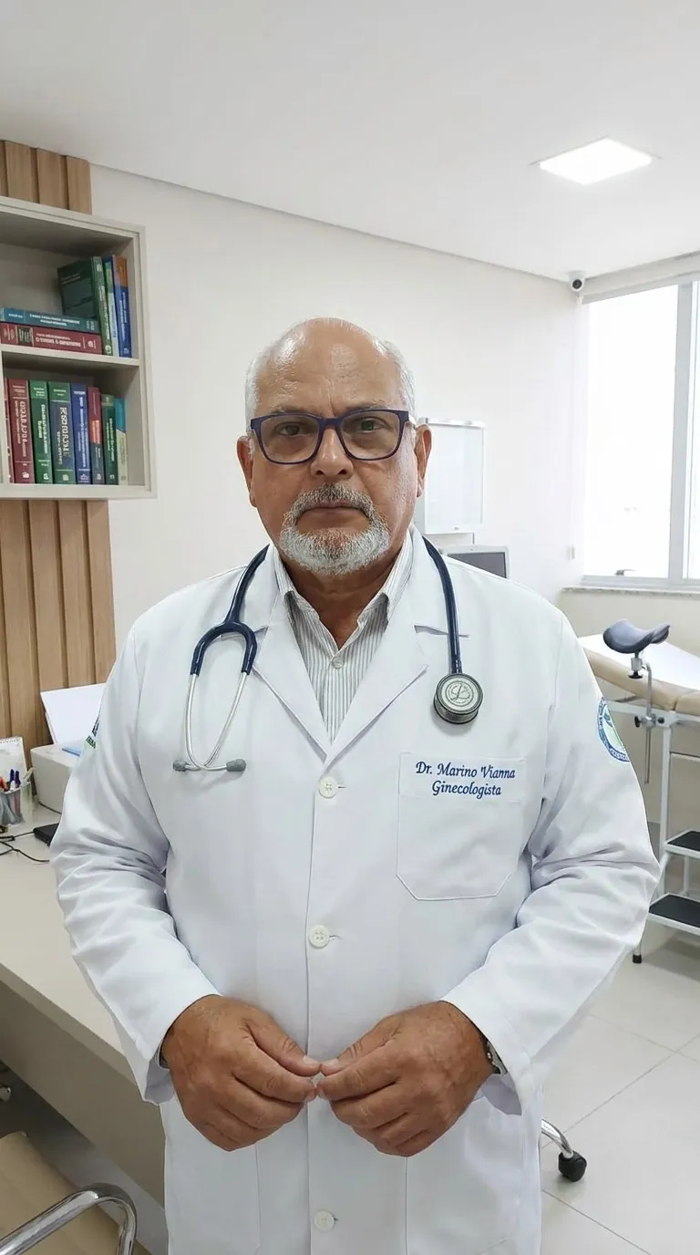 Dr. Mario Vianna no consultório de ginecologia